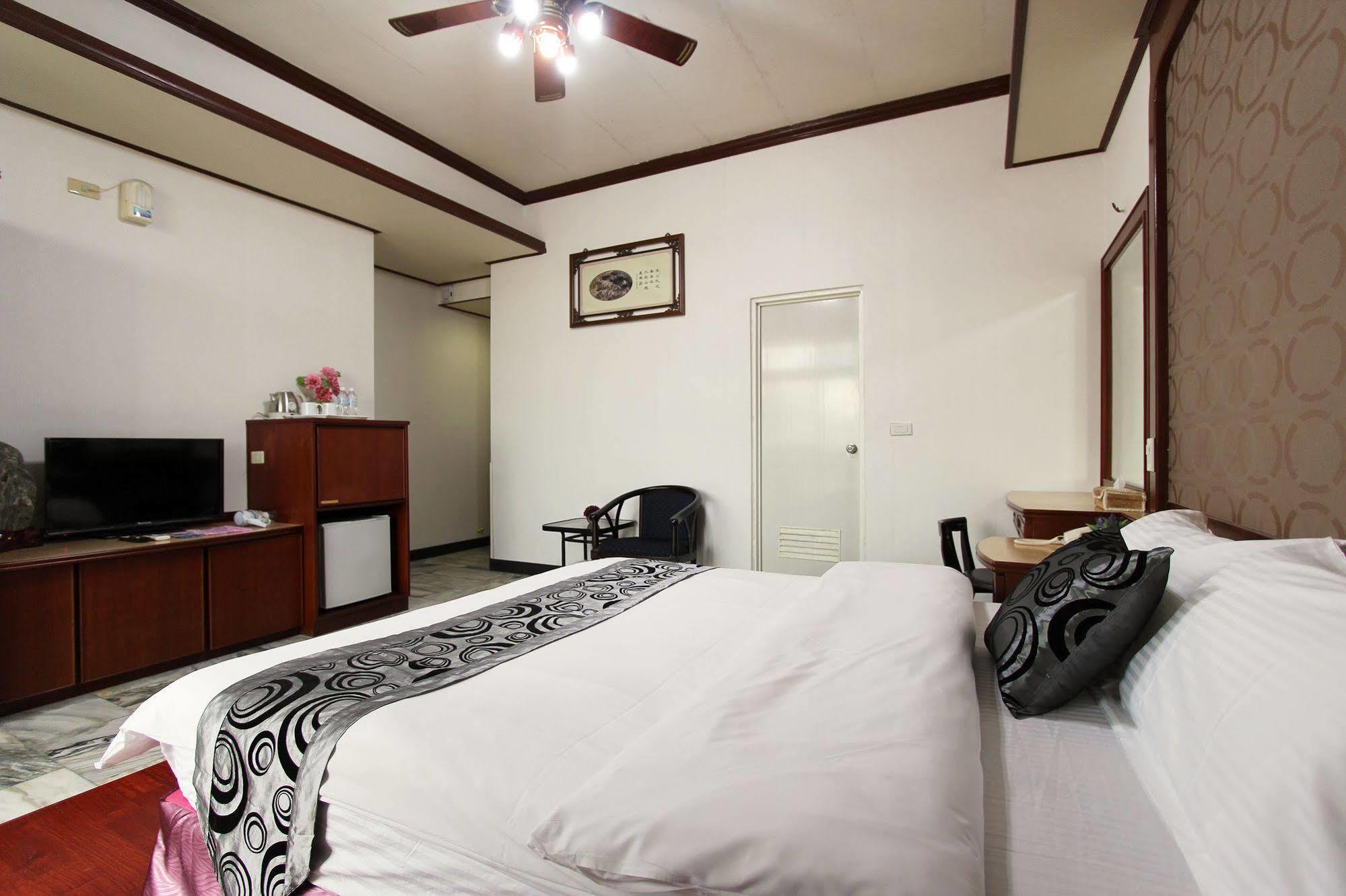陶陶居商旅 Tautauchu Hotel Хуалянь Экстерьер фото